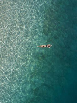 Frau schwimmt im Meer, Gili Air, Gili-Inseln, Indonesien - KNTF03596