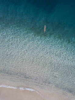 Frau schwimmt im Meer, Gili Air, Gili-Inseln, Indonesien - KNTF03599
