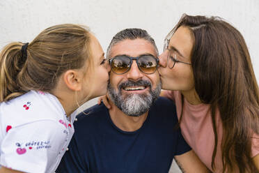 Zwei Töchter küssen den glücklichen Vater - MGIF00727