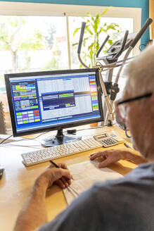Älterer Mann arbeitet im Büro und benutzt einen Computer - AFVF04004