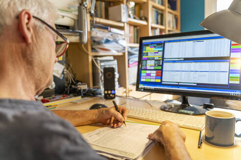 Älterer Mann arbeitet im Büro und benutzt einen Computer - AFVF04008