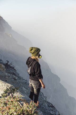 Junge Frau mit Atemschutzmaske am Rande des Vulkans Ijen, Java, Indonesien, lizenzfreies Stockfoto