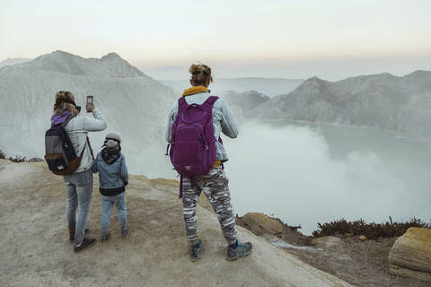 Familie mit Atemschutzmasken am Rande des Vulkans Ijen, Java, Indonesien, lizenzfreies Stockfoto