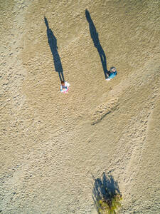 Luftaufnahme einer Familie beim Spaziergang am Strand von Fuerteventura, Kanarische Inseln. - AAEF03638