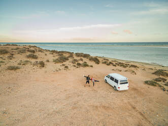 Luftaufnahme einer Familie und ihres Reisewagens am Strand von Sotavento auf Fuerteventura, Kanarische Inseln. - AAEF03643