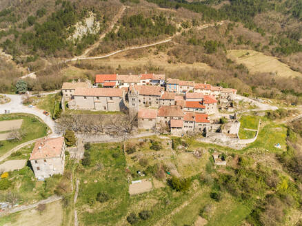 Luftaufnahme der mittelalterlichen Stadt Hum in der Region Istrien, Kroatien. - AAEF03670