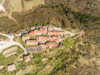 Luftaufnahme der mittelalterlichen Stadt Hum in der Region Istrien, Kroatien. - AAEF03671