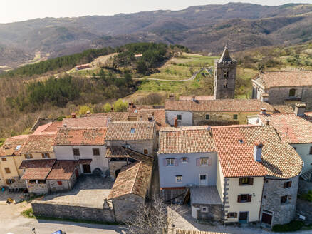 Luftaufnahme eines traditionellen Hauses in der Stadt Hum, Region Istrien, Kroatien. - AAEF03672