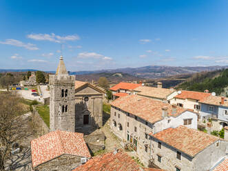 Luftaufnahme eines traditionellen Hauses in der Stadt Hum, Region Istrien, Kroatien. - AAEF03673