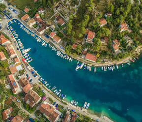 Luftaufnahme von Booten im Hafen der Stadt Bobovisce, Insel Brac, Kroatien. - AAEF03706