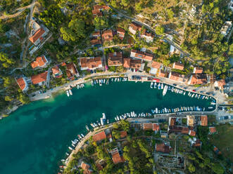 Luftaufnahme von Booten im Hafen der Stadt Bobovisce, Insel Brac, Kroatien. - AAEF03707