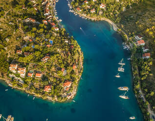 Luftaufnahme von Booten und Häusern mit Swimmingpools in der Küstenstadt Bobovisce, Insel Brac, Kroatien. - AAEF03709