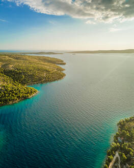 Panoramablick aus der Luft auf die Adria und die Insel Brac, Kroatien. - AAEF03712