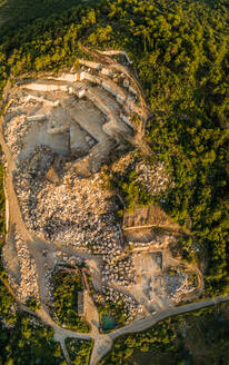 Luftaufnahme eines Steinbruchs, weißer berühmter Brac-Stein und Bäume, Insel Brac, Kroatien. - AAEF03718