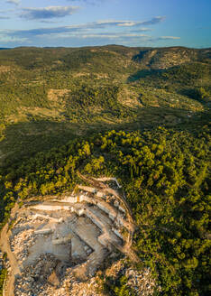 Panoramablick auf Steinbruch, weißen Brac-Stein und Hügel, Insel Brac, Kroatien. - AAEF03719