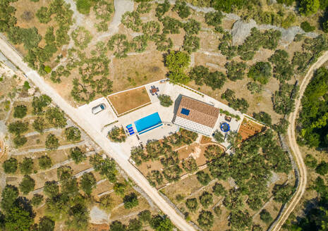 Luftaufnahme einer Villa mit Schwimmbad in Sumartin, Insel Brac, Kroatien. - AAEF03729