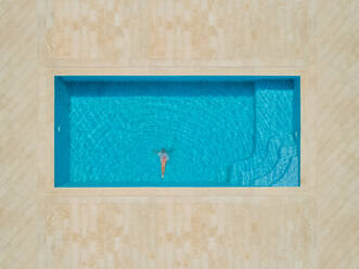 Luftaufnahme eines Mädchens, das in ein Schwimmbecken springt, Sumartin, Kroatien. - AAEF03732