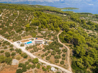 Panoramablick auf die Insel Brac, Villa und Pool in Sumartin, Kroatien. - AAEF03733