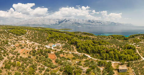 Panoramablick auf die Insel Brac, Villa und Berge, Sumartin, Kroatien. - AAEF03734