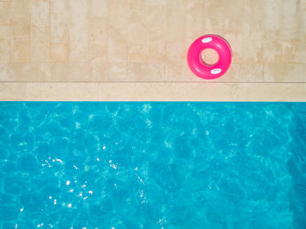 Luftaufnahme eines Schwimmbads und eines aufblasbaren Rings in Sumartin, Brac, Kroatien. - AAEF03737