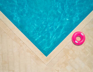 Luftaufnahme eines Schwimmbads und eines aufblasbaren Rings in Sumartin, Brac, Kroatien. - AAEF03738
