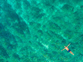 Luftaufnahme eines im adriatischen Meer treibenden Mannes, Sutivan, Insel Brac, Kroatien. - AAEF03741