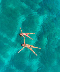 Luftaufnahme einer Frau und eines jungen Mädchens beim Schwimmen im Meer, Insel Brac, Kroatien. - AAEF03744