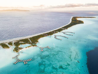 Luftaufnahme des Resorts in Bora Bora in Französisch-Polynesien - AAEF03760