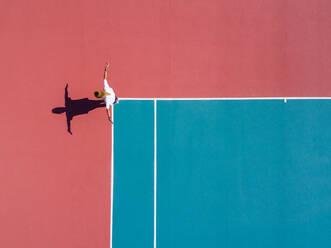 Luftbildaufnahme einer Person auf einem Tennisplatz - AAEF03764