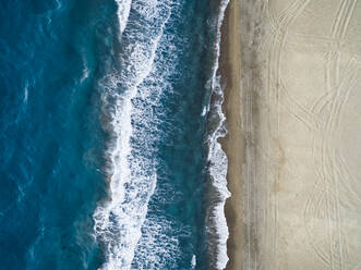 Luftbildaufnahme des Strandes von Kalogria mit Abdruck im Sand, Griechenland - AAEF03767