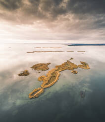 Luftaufnahme eines wilden, abgelegenen Archipels inmitten der Ostsee, Estland - AAEF03774