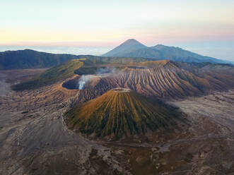 Luftaufnahme des Mount Bromo, eines aktiven Vulkans in Indonesien bei Sonnenaufgang - AAEF03790