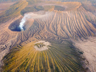 Luftaufnahme des Kraters mit Rauch des aktiven Vulkans Bromo in Indonesien - AAEF03791
