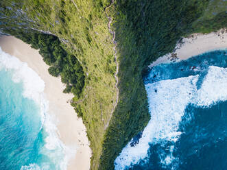 Luftaufnahme der Klippe, die den Strand von Kelingking auf Nusa Penida, Indonesien, in zwei Teile teilt - AAEF03794