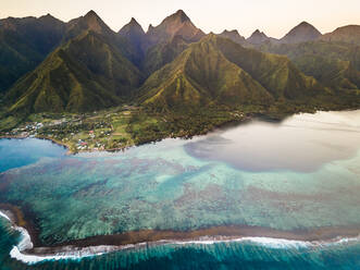 Luftaufnahme eines Korallenriffs mit dem mächtigen Berg Aorai im Hintergrund in Tahiti, Französisch-Polynesien - AAEF03801