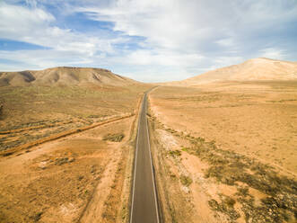 Luftaufnahme einer leeren Straße im Trockengebiet von Fuerteventura, Kanarische Inseln. - AAEF03810