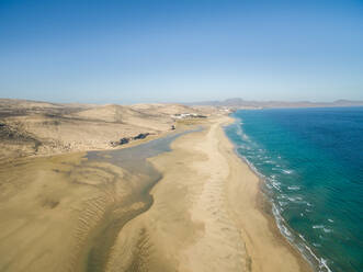 Luftaufnahme des Sandstrands Sotavento auf Fuerteventura, Kanarische Inseln. - AAEF03817