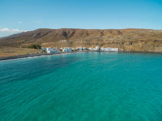 Luftaufnahme der Buchten im Dorf Pozo Negro, Fuerteventura, Kanarische Inseln. - AAEF03826