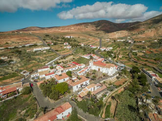 Luftaufnahme des kleinen Dorfes Betancuria und seiner Kirche Santa Maria auf Fuerteventura, Kanarische Inseln. - AAEF03830