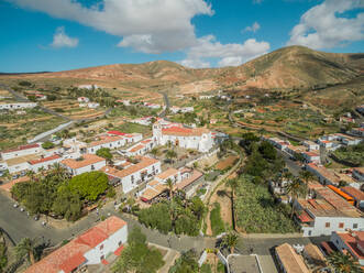 Luftaufnahme des kleinen Dorfes Betancuria und seiner Kirche Santa Maria auf Fuerteventura, Kanarische Inseln. - AAEF03833