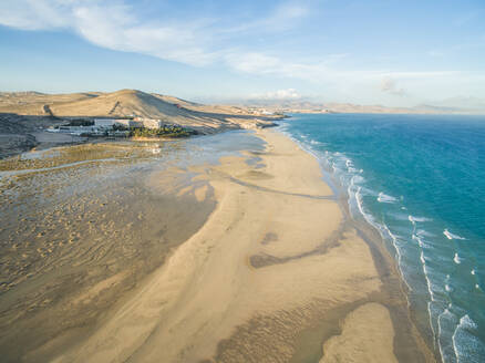 Luftaufnahme des Strandes der Lagune von Sotavento auf Fuerteventura, Kanarische Inseln. - AAEF03842