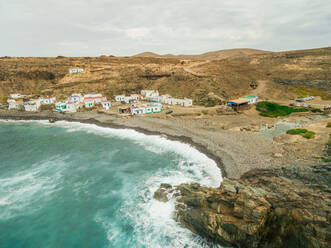 FUERTEVENTURA - SPANIEN - FEBRUAR 2018: Luftaufnahme des kleinen Dorfes Puertito de Molinos und seines versteckten Strandes, Kanarische Inseln. - AAEF03861