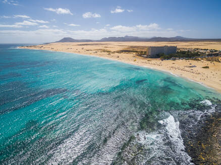 Luftaufnahme der großen Strände von Corralejo mit türkisfarbenem Meer auf Fuerteventura, Kanarische Inseln. - AAEF03872