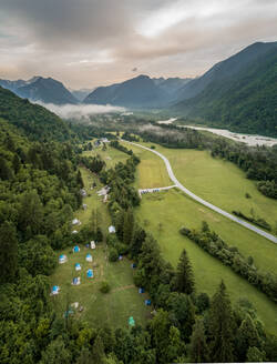Luftaufnahme des Soca-Flusstals und des Öko-Camps in Slowenien. - AAEF03878
