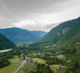 Luftaufnahme des nebligen Soca-Tals in Slowenien. - AAEF03881