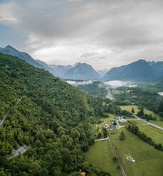 Luftaufnahme des nebligen Soca-Tals in Slowenien. - AAEF03882
