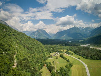 Luftaufnahme des Soca-Tals in Slowenien. - AAEF03885