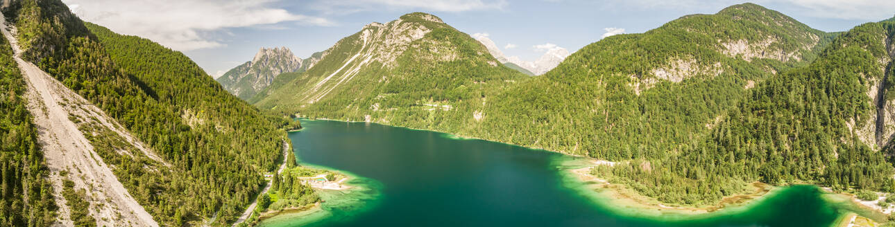 Luftaufnahme des von Bergen umgebenen Sees Lago del Predil, Italien. - AAEF03888