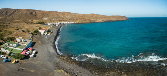 Panoramablick aus der Luft auf das Dorf Pozo Negro auf Fuerteventura, Kanarische Inseln, Spanien. - AAEF03898