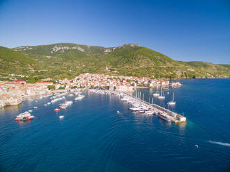 Luftaufnahme von Booten im Yachthafen der Insel Vis in der Stadt Komiza, Kroatien. - AAEF03909